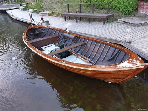 myydään keskimoottorivene|Puuvene keskimoottorilla .